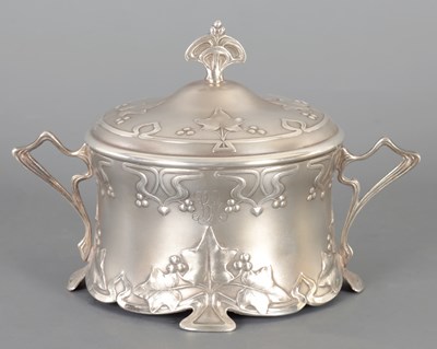 Lot 580 - AN EARLY 20TH CENTURY SILVER PLATED AND GLASS LIDDED POWDER BOWL