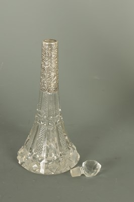 Lot 43 - AN EARLY 19TH CENTURY SILVER TOPPED CUT GLASS SCENT BOTTLE