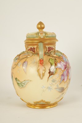 Lot 60 - A FINE ROYAL WORCESTER PORCELAIN POTPOURRI JAR AND COVER DECORATED WITH ENAMEL AND GILT EDGED  FLORAL SPRAYS ATTRIBUTABLE TO FRANK ROBERTS