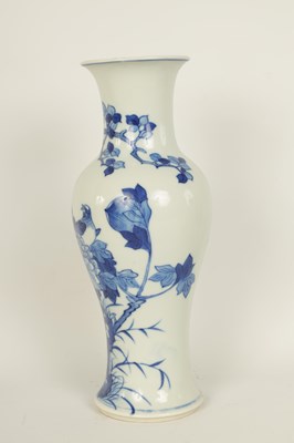 Lot 126 - AN 18TH/19TH CENTURY CHINESE BLUE AND WHITE VASE
