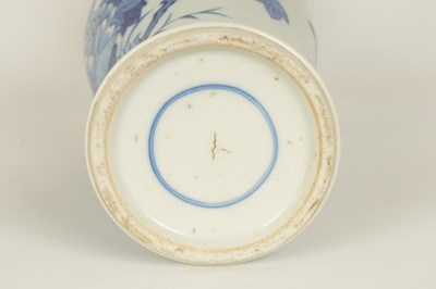 Lot 126 - AN 18TH/19TH CENTURY CHINESE BLUE AND WHITE VASE