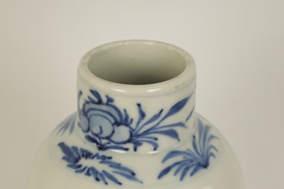 Lot 78 - A SMALL 18TH/19TH CENTURY CHINESE BLUE AND WHITE VASE