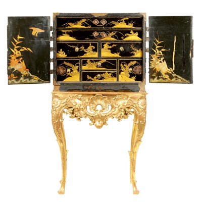 Lot 960 - A GEORGE III CHINOISERIE DECORATED LACQUERWORK COLLECTORS CABINET ON GILT WOOD CARVED STAND
