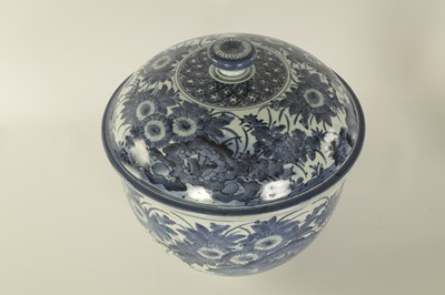 Lot 199 - AN 18TH CENTURY JAPANESE LARGE BLUE AND WHITE PORCELAIN LIDDED BOWL