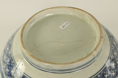 Lot 199 - AN 18TH CENTURY JAPANESE LARGE BLUE AND WHITE PORCELAIN LIDDED BOWL