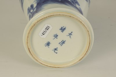 Lot 168 - A 19TH CENTURY CHINESE BLUE AND WHITE BOTTLENECK VASE