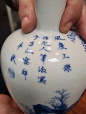 Lot 168 - A 19TH CENTURY CHINESE BLUE AND WHITE BOTTLENECK VASE