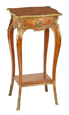 Lot 942 - A FINE 19TH CENTURY FRENCH MARQUETRY, KINGWOOD AND ORMOLU MOUNTED SERPENTINE LAMP TABLE