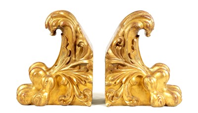 Lot 893 - A DECORATIVE PAIR OF REGENCY STYLE CARVED GILT WOOD LIONS PAW BRACKETS