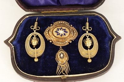Lot 241 - A 19TH CENTURY 15CT GOLD, ENAMEL AND PEARL EARING AND BROOCH SET