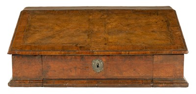 Lot 930 - AN EARLY 18TH CENTURY FIGURED WALNUT SLOPE FRONT TABLE TOP DESK BOX