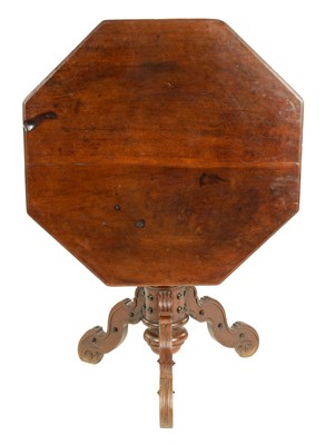 Lot 876 - AN 18TH CENTURY TUSCAN, ITALIAN WALNUT OCTAGONAL TILT TOP TABLE