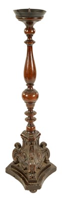 Lot 917 - AN EARLY 18TH CENTURY ITALIAN TURNED WALNUT TORCHERE