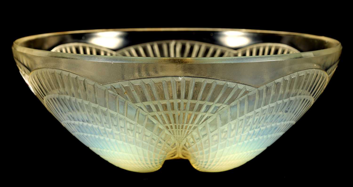 Lot 8 - A RENE LALIQUE OPALESCENT GLASS 'COQUILLE' BOWL