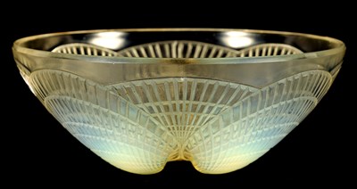 Lot 20 - A RENE LALIQUE OPALESCENT GLASS 'COQUILLE' BOWL