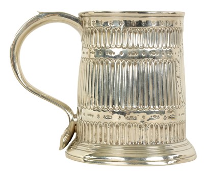 Lot 307 - AN EARLY GEORGIAN SILVER MUG