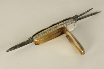 Lot 642 - AN UNUSUAL 19TH CENTURY MOTHER OF PEARL AND SILVER COMBINED PENKNIFE/SNUFF BOX