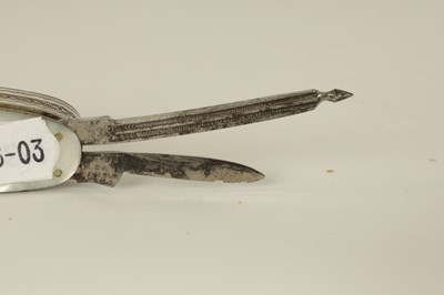 Lot 642 - AN UNUSUAL 19TH CENTURY MOTHER OF PEARL AND SILVER COMBINED PENKNIFE/SNUFF BOX