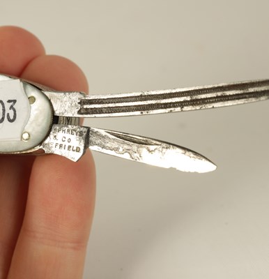 Lot 642 - AN UNUSUAL 19TH CENTURY MOTHER OF PEARL AND SILVER COMBINED PENKNIFE/SNUFF BOX