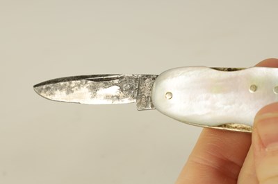 Lot 642 - AN UNUSUAL 19TH CENTURY MOTHER OF PEARL AND SILVER COMBINED PENKNIFE/SNUFF BOX