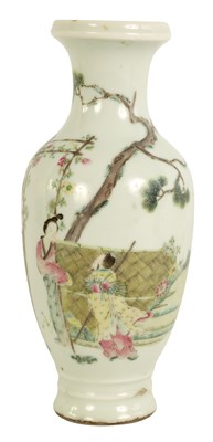 Lot 89 - A 19TH CENTURY CHINESE FAMILLE ROSE VASE OF SMALL SIZE