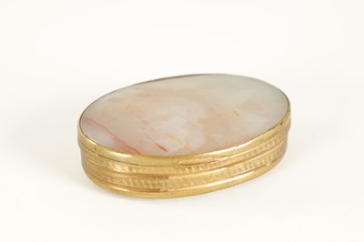 Lot 228 - AN EARLY 19TH CENTURY AGATE AND GILT BRASS PILL BOX