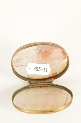 Lot 228 - AN EARLY 19TH CENTURY AGATE AND GILT BRASS PILL BOX