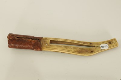 Lot 637 - AN EARLY 20TH CENTURY SAMI KNIFE WITH REINDEER HORN HANDLE