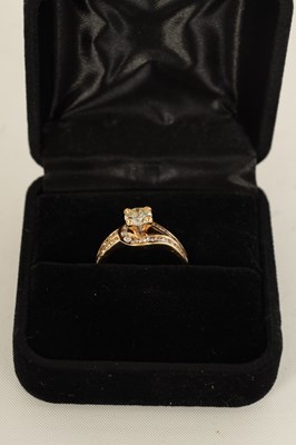 Lot 243 - AN 18CT GOLD THIRTY STONE DIAMOND SET SOLITAIRE CLUSTER RING