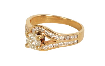 Lot 243 - AN 18CT GOLD THIRTY STONE DIAMOND SET SOLITAIRE CLUSTER RING