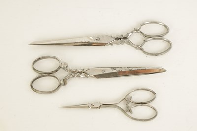 Lot 495 - TWO CASES OF JOSEPH RODGERS TRAVELLING SALESMAN'S SCISSORS