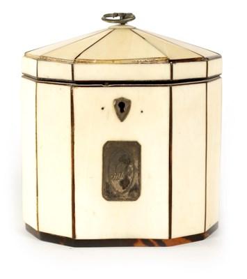 Lot 475 - A GEORGIAN PANELLED IVORY AND TORTOISESHELL DECAGONAL ‘TENT TOP’ TEA CADDY