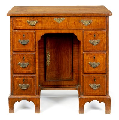 Lot 922 - AN EARLY 18TH CENTURY FIGURED WALNUT KNEEHOLE DESK