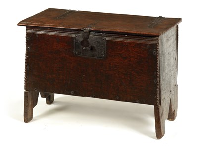 Lot 865 - A GOOD LATE 17TH CENTURY SMALL OAK PLANK COFFER OF FINE COLOUR AND PATINA