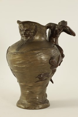 Lot 514 - A STYLISH FRENCH ART NOUVEAU TWO TONE PATINATED BRONZE EWER