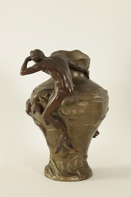 Lot 514 - A STYLISH FRENCH ART NOUVEAU TWO TONE PATINATED BRONZE EWER