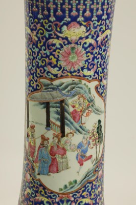 Lot 222 - A GOOD LATE 18TH/EARLY 19TH CENTURY CHINESE PORCELAIN FLOOR STANDING BOTTLE SHAPED VASE