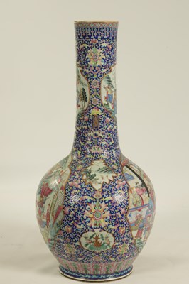 Lot 222 - A GOOD LATE 18TH/EARLY 19TH CENTURY CHINESE PORCELAIN FLOOR STANDING BOTTLE SHAPED VASE