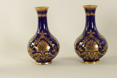 Lot 49 - A PAIR OF EARLY 19TH CENTURY DUESBURY DERBY BULBOUS CABINET VASES