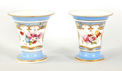 Lot 18 - A PAIR OF EARLY 19TH CENTURY SPODE TYPE SPILL VASES