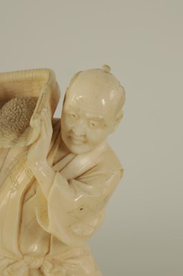 Lot 147 - A JAPANESE MEIJI PERIOD CARVED IVORY FIGURE
