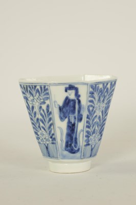Lot 165 - AN 18TH CENTURY CHINESE BLUE AND WHITE PORCELAIN WINE CUP