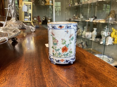 Lot 128 - AN EARLY 18TH CENTURY CHINESE PORCELAIN SPILL VASE