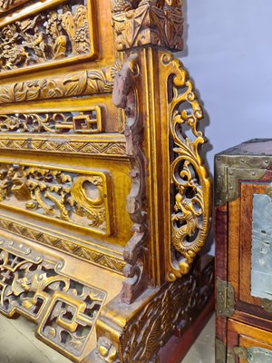 Lot 179 - AN EARLY 20TH CENTURY CHINESE LACQUERED AND GILT CARVED FIRE SCREEN