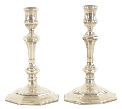 Lot 290 - A PAIR OF EARLY 20TH CENTURY GEORGE I STYLE SILVER CANDLESTICKS