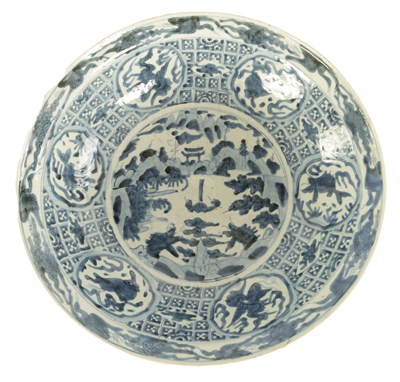 Lot 214 - A MING DYNASTY BLUE AND WHITE CHINESE LARGE DISH