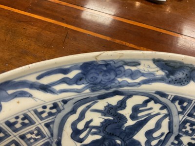 Lot 214 - A MING DYNASTY BLUE AND WHITE CHINESE LARGE DISH