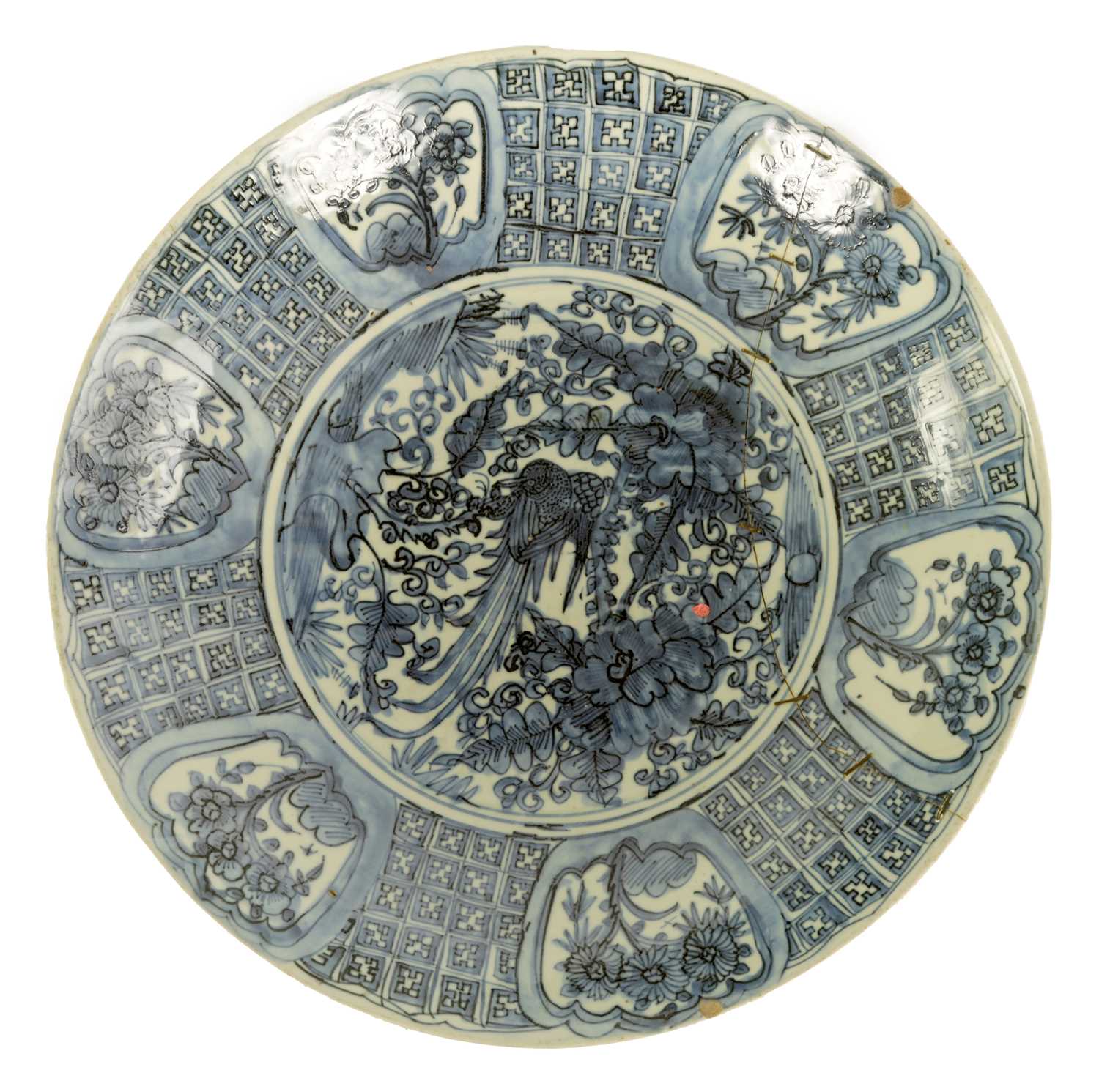 Lot 78 - A MING DYNASTY BLUE AND WHITE CHINESE LARGE DISH