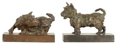 Lot 527 - EDITH BARRETTO PARSONS. A PAIR OF EARLY 20TH CENTURY PATINATED BRONZE CANINE BOOKENDS