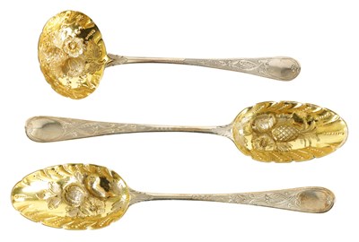 Lot 304 - A MATCHED CASED SET OF GEORGE III SILVER BERRY SPOONS AND SIFTING SPOON